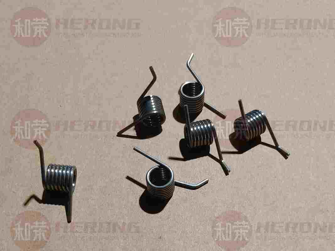 Yeni Yüksek Kaliteli Sağ Burulma Yayı Hyosung CDU Kelepçe Arabası 1.4+0D10.5*11.2L*7N ATM Yedek Parçalar